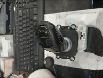 מעבר לדף ידית הילוכים גיר אוטומט לאלפא רומאו סטלביו 2017-2025