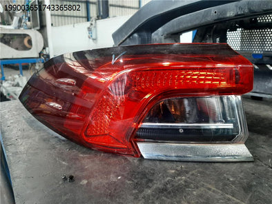 מעבר לדף פנס אחורי שמאל לטויוטה קורולה 2019-2025