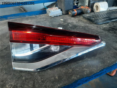 מעבר לדף פנס אחורי שמאל מכסה מטען לטויוטה קורולה 2019-2025