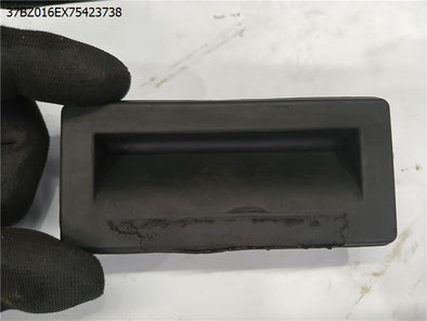 מעבר לדף מתג חשמלי חיצוני לפתיחת דלת מטען לסקודה אוקטביה 2013-2021