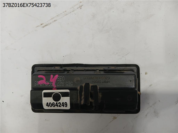 מתג חשמלי חיצוני לפתיחת דלת מטען לסקודה אוקטביה 2013-2021