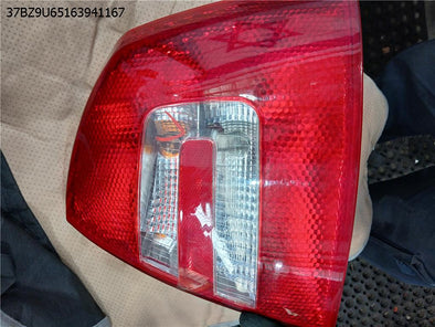 מעבר לדף פנס אחורי ימין לסקודה אוקטביה 2006-2013