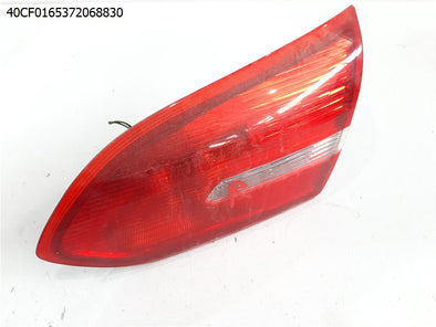 מעבר לדף פנס אחורי ימין מכסה מטען לפורד פוקוס 2011-2018