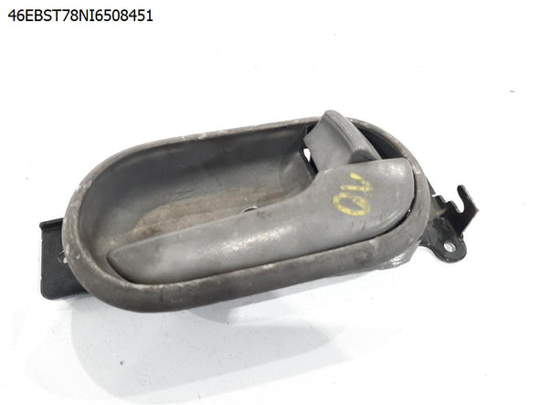 ידית פנימית לפתיחת דלת קדמית ימין לקיה קרנבל 2002-2006