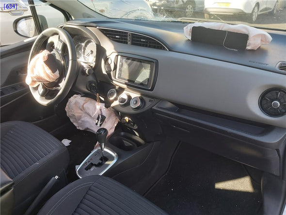 מחזיר אור לפגוש אחורי שמאל לטויוטה יאריס 2014-2020