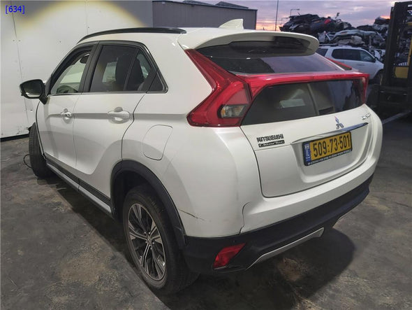 תאורת פנים אמצעית למיצובישי אקליפס קרוס 2018-2024