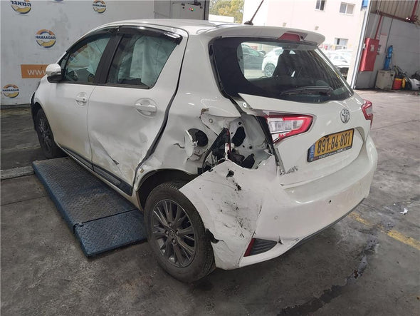 מחזיר אור לפגוש אחורי ימין לטויוטה יאריס 2014-2020