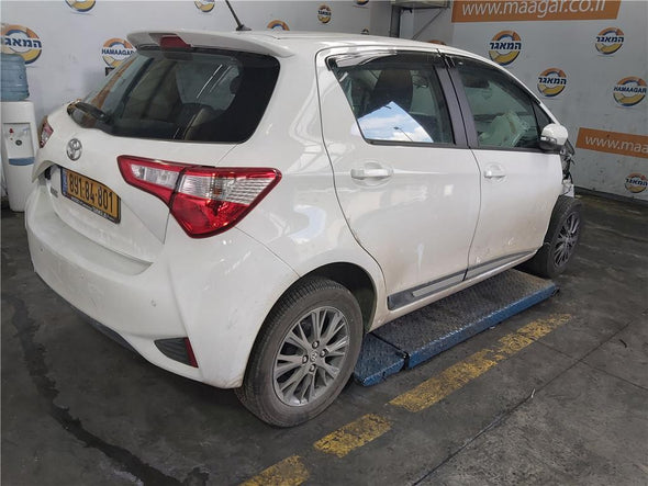 מחזיר אור לפגוש אחורי ימין לטויוטה יאריס 2014-2020