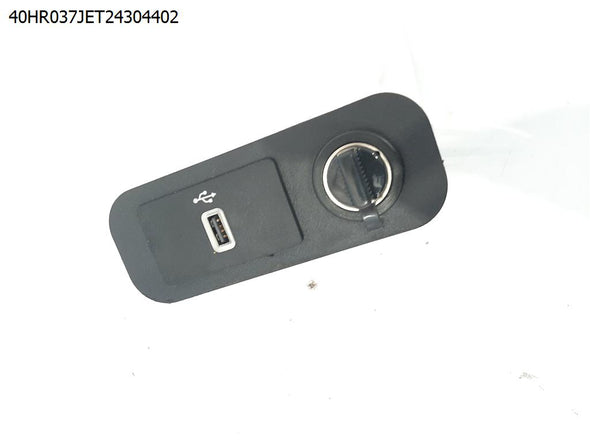 שקע USB לפורד מוסטנג קבריולט 2015-2021