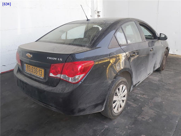 פלסטיק משולש לכנף אחורית שמאל לשברולט קרוז 2009-2013